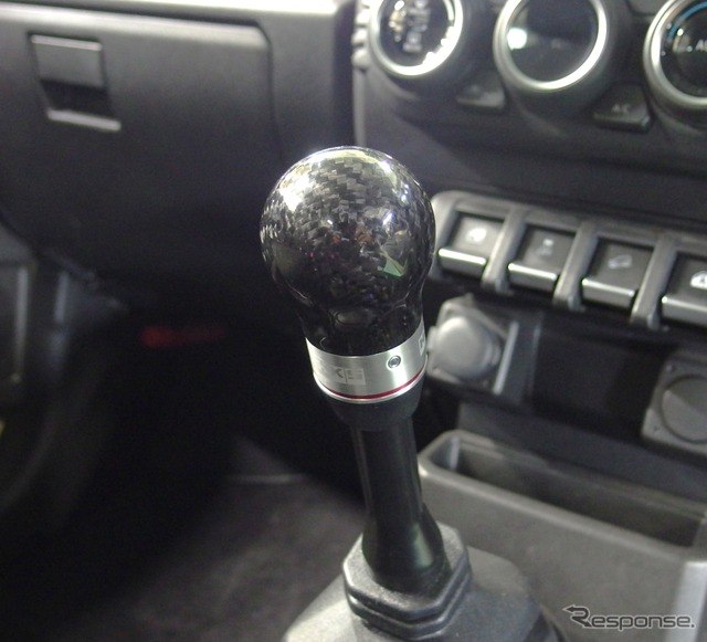 Свежая деталь от HKS — углепластиковая "ручка" для механических коробо