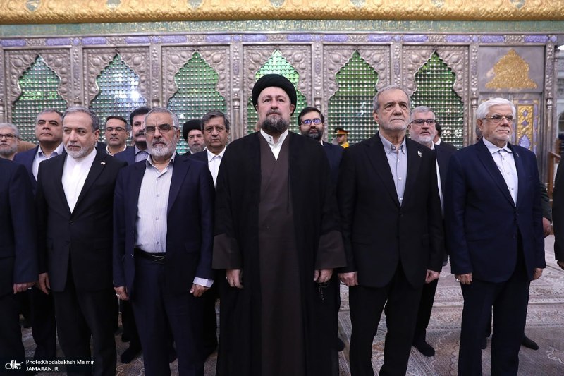 روزنامه دنیای اقتصاد: 📷 تجدید میثاق رئیسجمهور و اعضای دولت با آرمانهای امام خمینی✅کانال رسمی روزنامه دنیای اقتصاد👇@den_ir