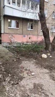 В Липецкой области во время атаки украинских дронов один человек погиб В городе Елец скончалась одна женщина, еще пятеро получили ранения, сообщил губернатор Игорь Артамонов. Повреждено остекление в нескольких жилых домах.В селе Долгоруково после падения б