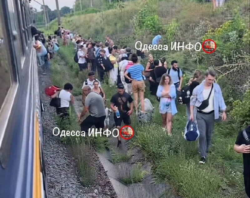 Поїзд «Одеса — Кривий Ріг» втретє зупинили через загрозу дронів, пасажирів виводять за +37°C