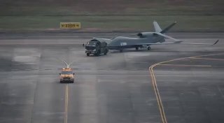 סרטון המאפשר להעריך את מידותיו של מזל"ט ה-WZ-7 הסיני.