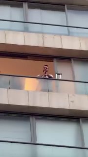 אוהדי אל-ריאדי מפגינים מול ביתו של השחקן ואאל עראקג'י בסולידריות איתו לאחר שנפצע במשחק האחרון