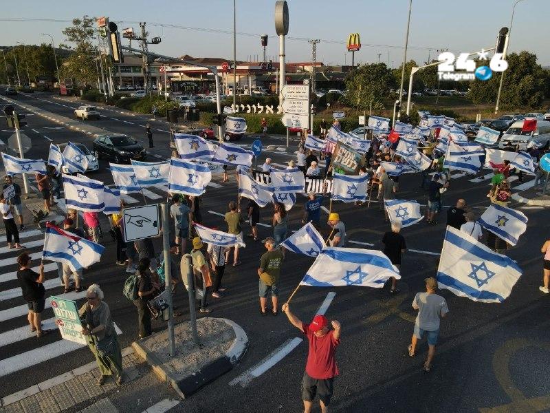 🇮🇱 מפגינים נגד הממשלה התאספו עם צאת השבת בכמה מוקדים ברחבי הארץ, בהם עפולה, נהריה, צמח וצומת כברי.