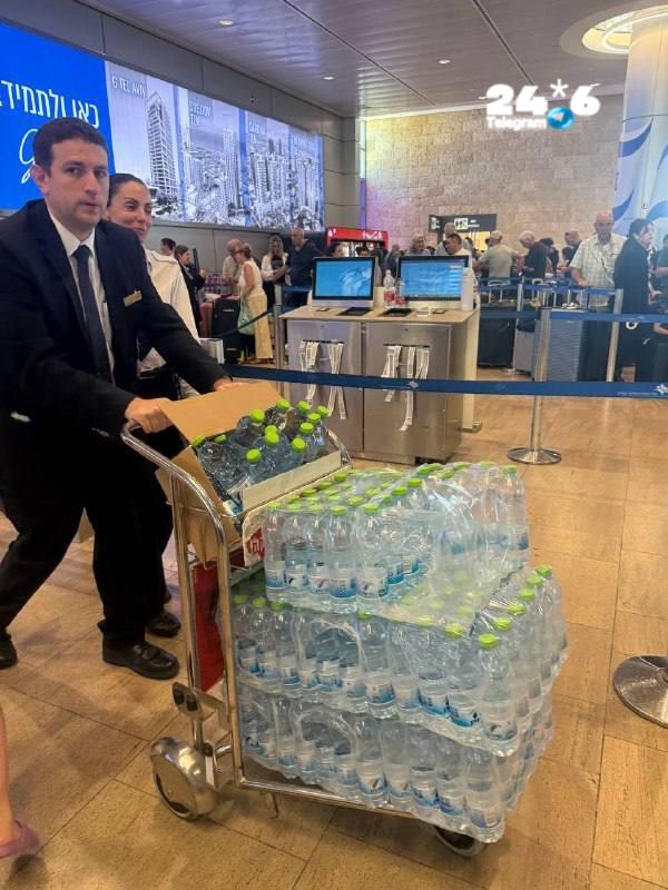 🇮🇱 בינתיים בנתב״ג: החלו לחלק בקבוקי מים.
