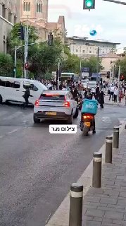 🇮🇱 Police forces, including YSM officers, entered the Mea Shearim neighborhood in the last hour for the purpose of removing PLO flags. During the operation, stones were thrown at the forces, who responded by using stun grenades. News: Shabbat Square news.