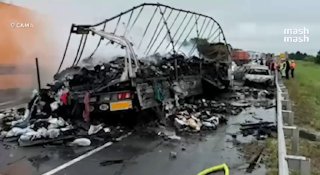 Крупный пожар после смертельного ДТП под Самарой произошёл из-за двух 20-литровых канистр с бензином, которые водитель закупил впрок. В огне заживо погибли двое детей и их мать.18 июля на трассе М-5 "Урал" грузовик MAN с полуприцепом врезался в стоящую на 