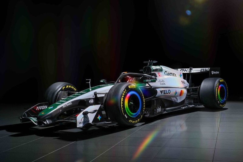 McLaren выкатил вчера ночью хромовый монстр на Silverstone. Британский Гран-При 