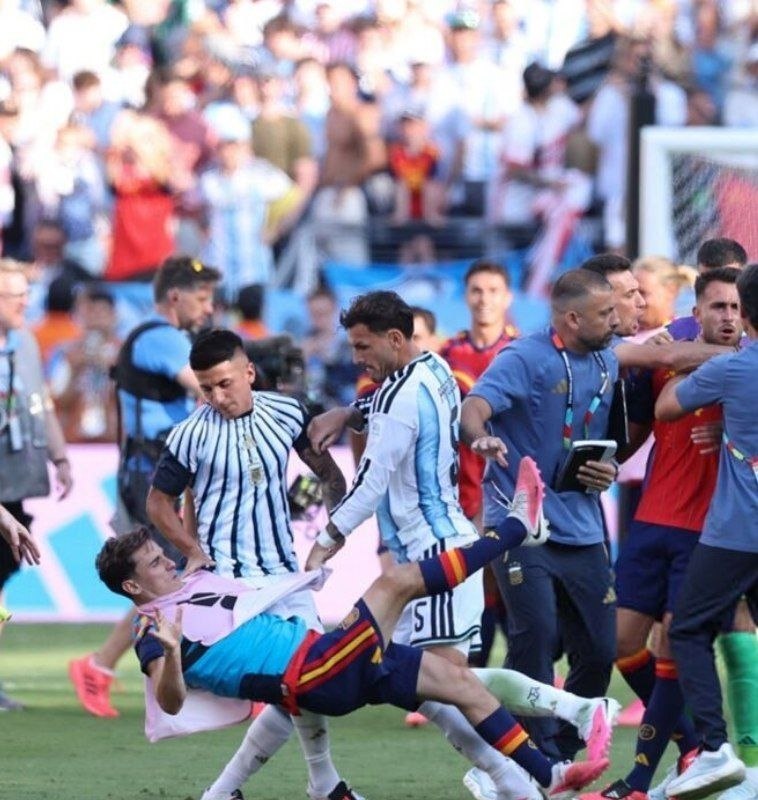 فوتبالی | Footballi.net: 📣 📗 احکام سنگین فیفا برای جنجال فینال جام جهانی؛ پاردس ۱۰ جلسه محروم شد!🇦🇷لئاندرو پاردس: ۱۰ جلسه محرومیت + ۹۰ هزار دلار