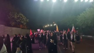 🎦 תנועת אנשים בשעות הבוקר המוקדמות בכביש המהיר מודרס בטהרן לעבר מסגד עם הסיסמה אללהו אכבר