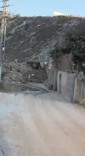 כוחות הכיבוש סוגרים בתלי אדמה את הכניסות לשכונת אלקסארת ליד מחנה קלנדיה, מצפון לירושלים הכבושה.