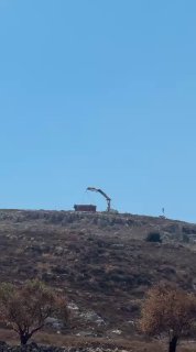 דחוף: מיליציות מתנחלים מציבות קרוואנים ובתים ניידים על הכביש לכפר עסכר אל-בלד - עסירה, מזרחית לשכם.