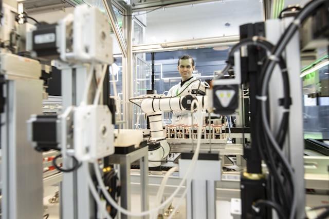 💊 AI-Designed Drug Nears Phase 3 TrialsInsilico Medicine says its drug Rentosertib—the first medicine fully discovered and designed using artificial intelligence—could enter Phase 3 clinical trials within the next 18 months, marking the final stage before regulatory approval.The drug targets idiopathic pulmonary fibrosis, a deadly lung disease that kills around 40,000 people in the US each year. In a Phase 2 trial involving 71 patients in China, Rentosertib improved lung function with few side effects.Read More