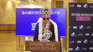 הכירו את "המלך שר-שר", שהתמודד לראשות ממשלת ישראל. ידוע כעל כתר זהב בשווי 75,000 דולר, גלימה כחולה מלכותית…