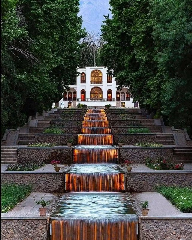National Geographic farsi: تلفیق هنر و طبیعت رو فقط میشه توی "باغ شازده ماهان" دید. اون سقفهای فیروزهای و صدای آب، انگار دارن با آدم حرف میزنن.