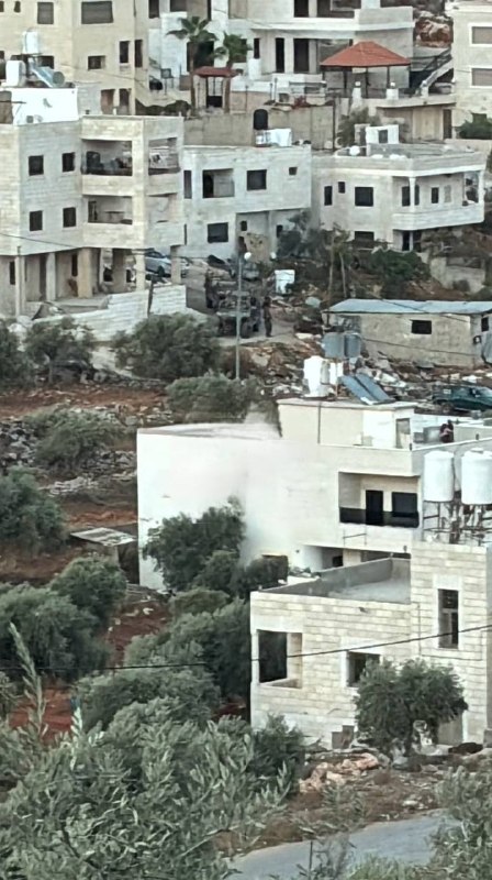 כוחות ישראל פשטו על בית במהלך הסתערותם על הכפר אבו פלאח, צפונית מזרחית לרמאללה.