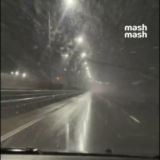 Снег обрушился на Москву и область перед майскими праздниками. Погода резко испортилась — в городе похолодало, местами пошёл мокрый снег и ледяной дождь.Синоптики обещают холодную неделю: минусовые температуры, осадки и гололёд. Весна временно отменяется.❗