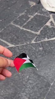 נאפולי: פעיל מדביק מדבקות פרו-פלסטיניות ברחובות העיר