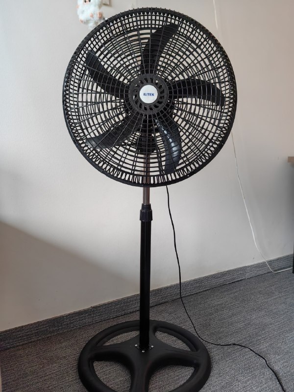 Продаю вещи: напольный вентилятор, суповые тарелки, дорожные сумки и термопакеты — фото 1