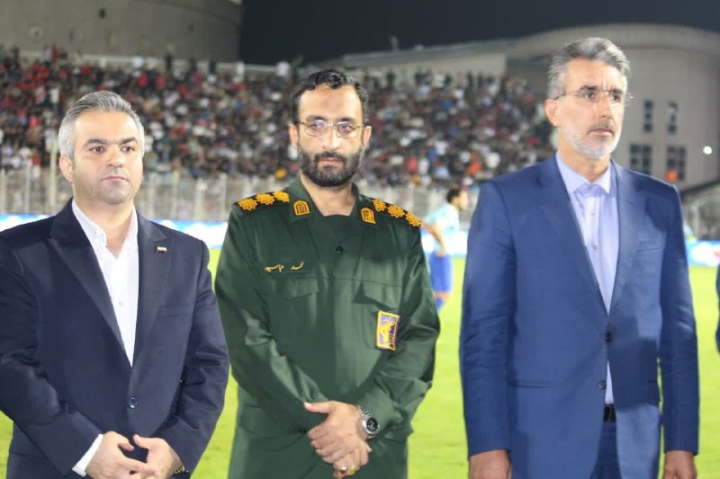 خبر فوری قائمشهر: 🔴تجلیل از خانواده شهدای جنگ رمضان و جنگ ۱۲ روزه پیش از دیدار استقلال تهران و نساجی مازندران 🔹️ بین دو نیمه دیدار تیمهای