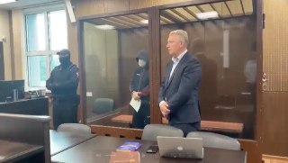 Полковника ФСБ в отставке Михаила Полякова, предполагаемого администратора телеграм-каналов «Кремлевская прачка» и «Незыгарь», приговорили к 11 годам колонии по делу о вымогательстве 50 миллионов рублей за «блок на негатив» об IT-компании «Ланит», сообщает