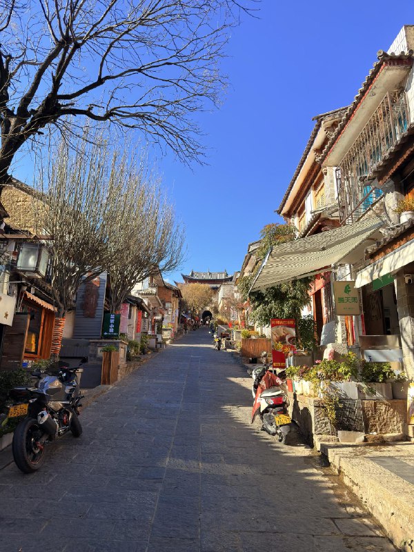 豆包2.0的图片推理能力强的有点吓人了…你能光看图猜到这是哪里吗？（去过的先别说哈我问了 Gemini 的思考模式，它猜错了，提示它错了之后，第二次又猜错了，而且它只知道按图上的文字搜索来猜我又问了豆包新出的专家模式，它第一次也错了，我提示它错了，这时候，它突然进入了狂暴模式，思考了大概有几分钟，思维链条有上千字，又是分析城市地理，又是分析各个景点的街道方向，建筑特征，中间还调用了搜图工具来对比…我看它的思维链里有好几次说出正确答案又都自我否定，感觉它也没戏了结果它最后竟然答对了…我问他怎么猜的，它列了四个步骤，三个小细节验证，严丝合缝，毫无破绽这个照片是我自己拍的小众景点，网上也没有发过，能猜到这里我是真的有点佩服…