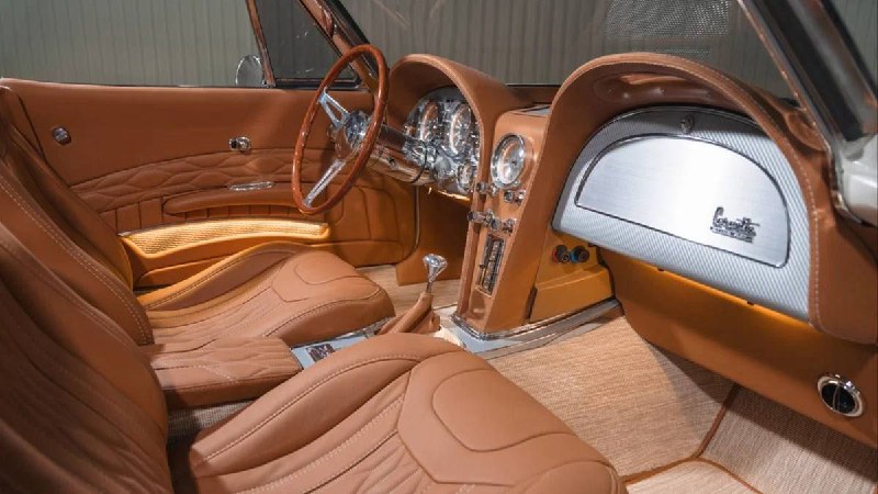 В США продают два рестомода Chevrolet Corvette 4