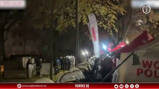 בצילומים רואים את המשטרה הפולנית, בראשות דונלד טוסק, מקיפה ומסתערת על בית המשפט החוקתי בפולין בהפיכה חסרת ת…