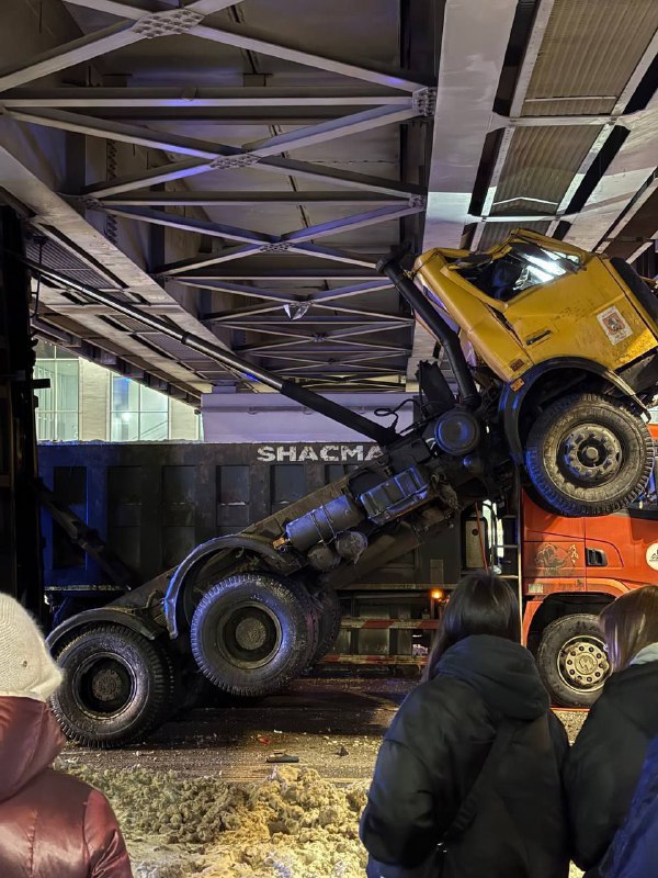 Самосвал перекрыл движение на юге Москвы

Водитель...