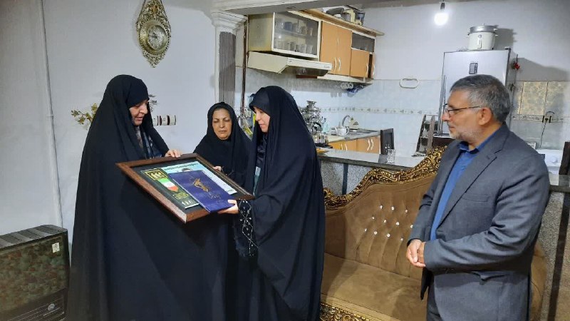 تبریز بیدار [اخبار تبریز]: 🇮🇷 روایتی از رزمنده مشهدی که در تبریز شهید شد🇮🇷 پاسخ رضا به نگرانی همسر: برای همین روزها آموزش دیده‌ام 🇮🇷 کودکی که پدر ر