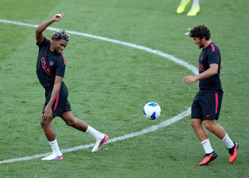 فرتاک ورزشی: ✅ لیورپول با ستاره ۱۸ ساله PSG به توافق رسید؛ جانشین صلاح در راه آنفیلد🔻لیورپول در آستانه جذب ابراهیم امبایه، وینگر ۱۸ س