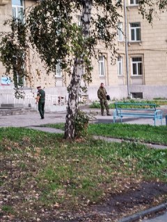 В Новосибирске перед избирательным участком раздают повестки и призывают подписать контракт на «СВО»Об этом сообщил активист Роман Малоземов со ссылкой на обратившегося к нему избирателя. По его словам, возле общежитий речного училища стоят сотрудники воен