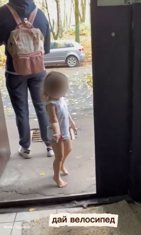 הורים יצאו לטייל עם בתם העירומה באמצע אוקטובר כדי לשרוד את המשבר של שלוש שנים הילדה לא רצתה להתלבש לרחוב, א…