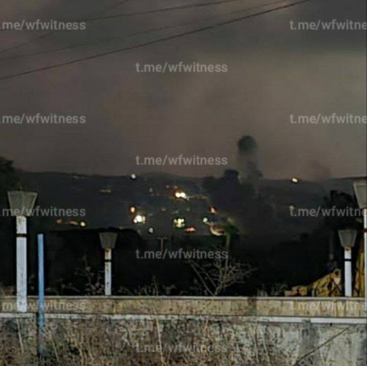 ️🇱🇧🇮🇱 תמונה המציגה את התקיפה האווירית הישראלית על העיירה אל מנצורי, דרום לבנון.