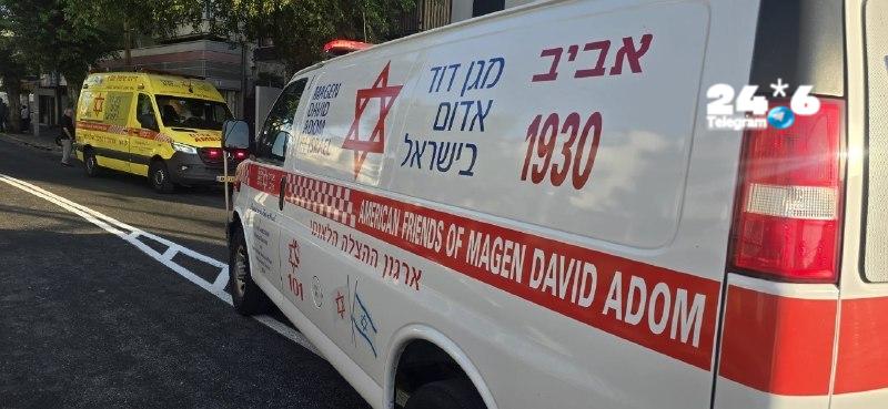 🇮🇱 רוכב קורקינט חשמלי נפצע קשה במהלך רכיבה בדרך שלמה בתל אביב. צוות מד"א העניק לו טיפול רפואי בזירה ופינה…
