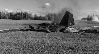 В Курской области столкнулись два истребителя Су-35С, утверждает телеграм-канал Fighterbomber.По предварительным данным, один из пилотов погиб, другой катапультировался и был ранен, пишет телеграм-канал «Пепел».Официальной информации пока нет.