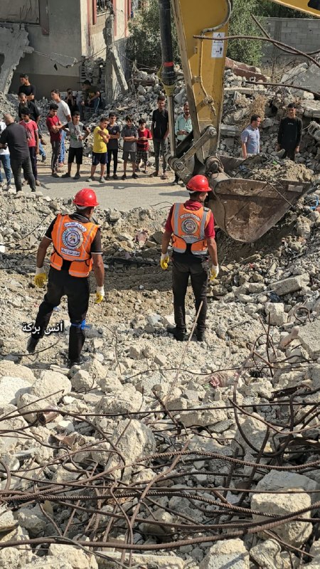 למרות חוסר היכולות, ההגנה האזרחית מתחילה לחלץ את גופות הנפגעים מתחת להריסות מגדל המהנדסים, שהופגז על ידי הכ…