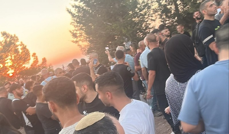 Urgent: The occupation police arrest an activist during a mass sit-in against settlement attempts in the town of Majd al-Khorum in the interior of the occupied country in 1948.