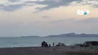 🇮🇱 Yemen - Bab al-Mandab: Documentation from the social networks in which forces opposing the Houthis (it is not clear if they are pro-Saudi or pro-Emirati) are seen wading their feet in the waters of the strait in Bab al-Mandab, exactly 4 weeks after the Houthis took control of the strait and waded their feet in its waters. Here is an Arab desk.