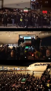 המונים עיראקים מקבלים את גופת המנהיג ההרוג סייד עלי חמינאי בנמל התעופה הבינלאומי של נג'ף, כהכנה לתחילת טקס…