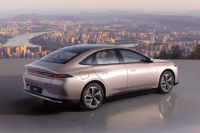 Nissan показал новый гибридный седан N6 2