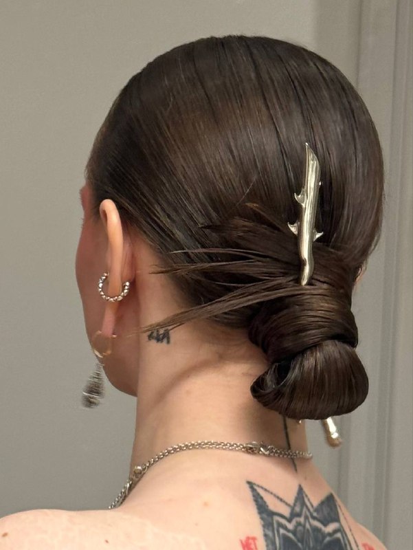 Сегодня меня собирала ученица с онлайн-курса. Так приятно — она придумала прическу с намерением украсить ее шпилькой “Rose of Marie” 💘Сегодня меня собирала ученица с онлайн-курса. Так приятно — она придумала прическу с намерением украсить ее шпилькой “Rose of Marie” 💘