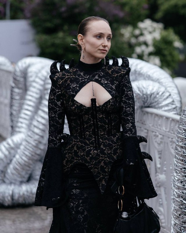 Маша в тотал луке cheshe design на премии собака руМаша в тотал луке cheshe design на премии собака ру