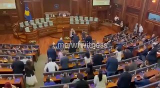 ️🇽🇰 בפרלמנט של קוסובו, חבר פרלמנט ממפלגת האופוזיציה זרק ביצים על אלבין קורטי, יו"ר מפלגת השלטון Vetëvendo…