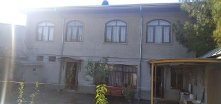 Srochno xovli sotiladi.xolati yaxshi.tarsavoyda joylashgan.kucha yuzid