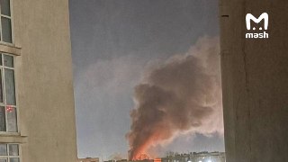 Взрыв в жилом доме в Севастополе — пострадали четыре человека.  По данным Mash, огонь охватил три этажа. Предварительно, причиной мог стать взрыв бытового газа. Грохот раздался в 23:43, затем начался пожар.  Ударной волной выбило стёкла в соседних домах. …