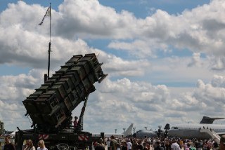 Великобритания и Германия пообещали предоставить Украине ракеты PatriotЕвропейские страны планируют закупить ракеты-перехватчики для американских систем ПВО Patriot и передать их Украине к зиме, рассказали источники Bloomberg.Оружие закупят у США в рамках 