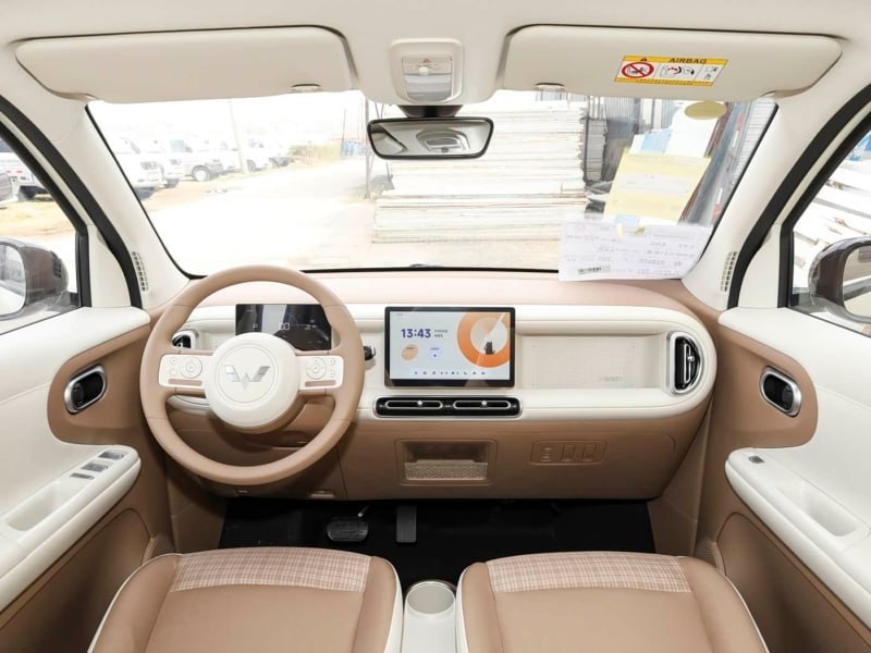 Китайцы обновили свой самый дешёвый электрокар Wuling Hongguang Mini — тачка стоит в 2 раза дешевле  4