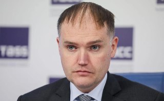 Экс-директора департамента Минпромторга отправили в СИЗО по делу об импортозамещении подгузников. В суде он упал в обморокМещанский суд Москвы арестовал бывшего директора департамента Минпромторга Дмитрия Колобова по уголовному делу о мошенничестве в особо