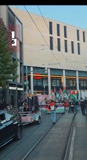 מאות מפגינים צועדים דרך האנובר, גרמניה, בסולידריות עם פלסטין.
