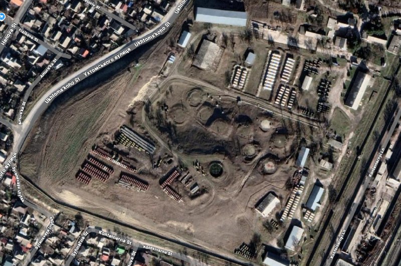 Ukrainian drones attacked a former fuel depot on Ukhtomskogo Street near the railway station in occupied Simferopol, Crimea.